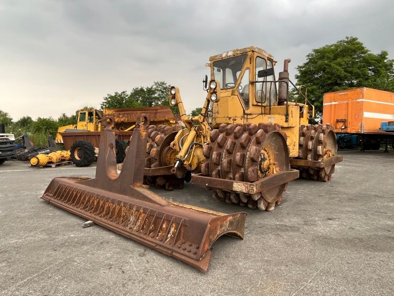 CATERPILLAR 825 + porte engins