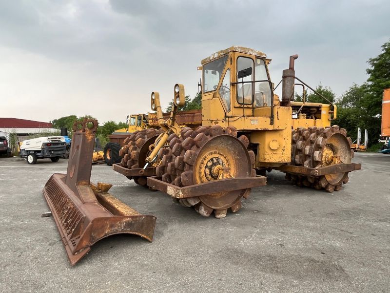 CATERPILLAR 825 + porte engins