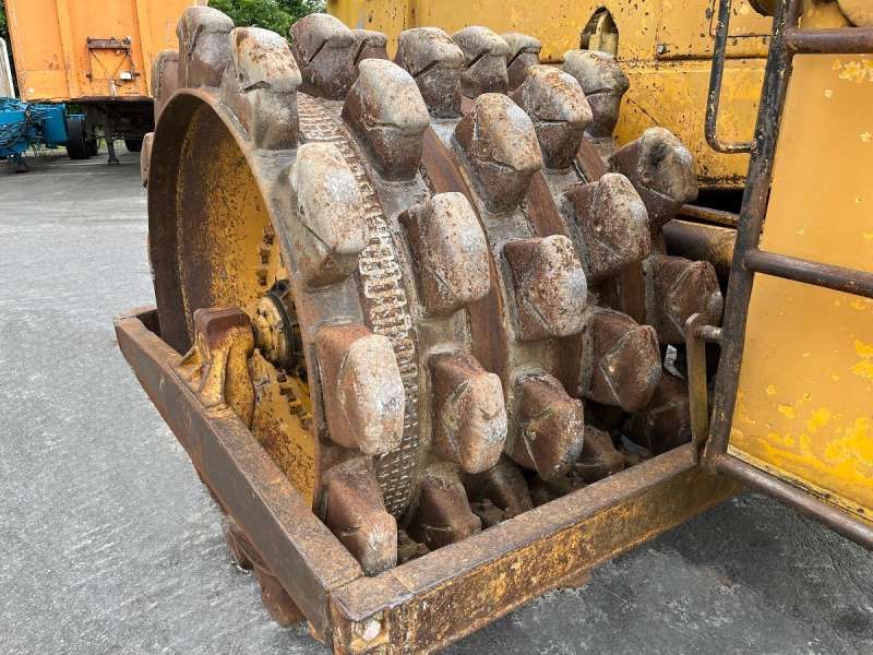 CATERPILLAR 825 + porte engins