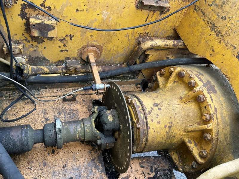 CATERPILLAR 825 + porte engins
