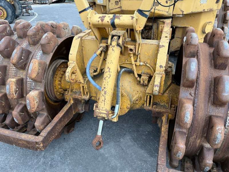 CATERPILLAR 825 + porte engins