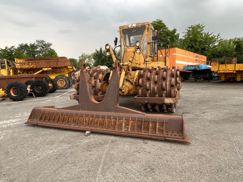 CATERPILLAR 825 + porte engins