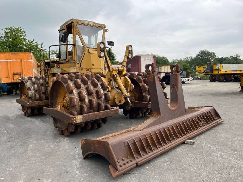 CATERPILLAR 825 + porte engins