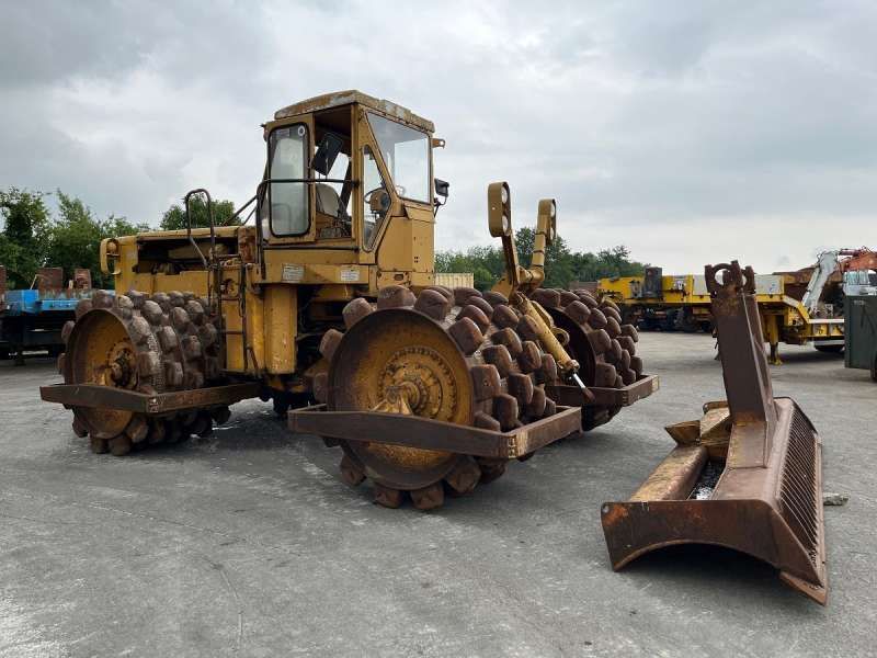 CATERPILLAR 825 + porte engins