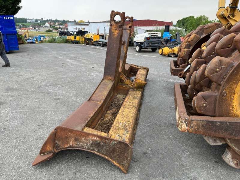 CATERPILLAR 825 + porte engins