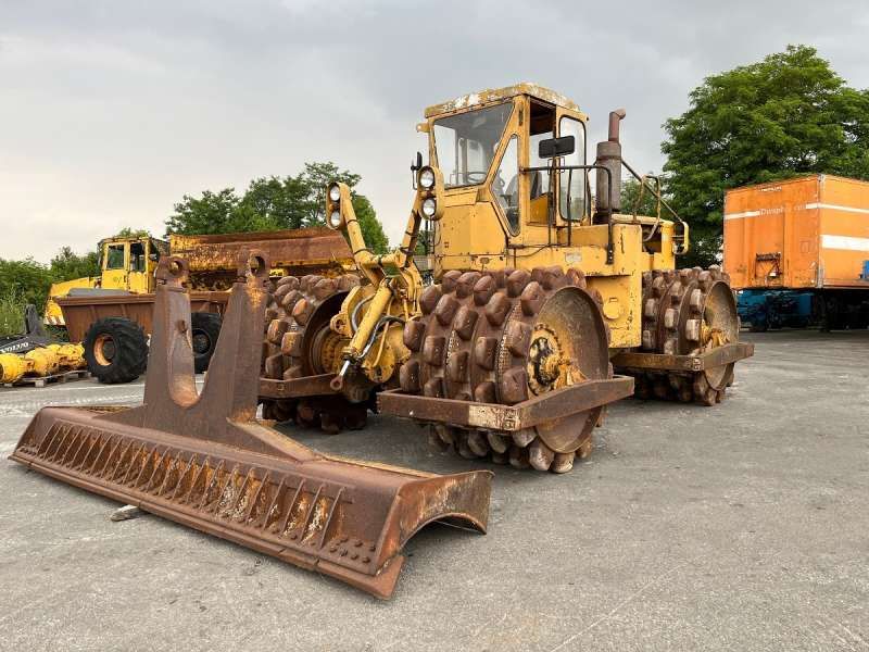 CATERPILLAR 825 + porte engins