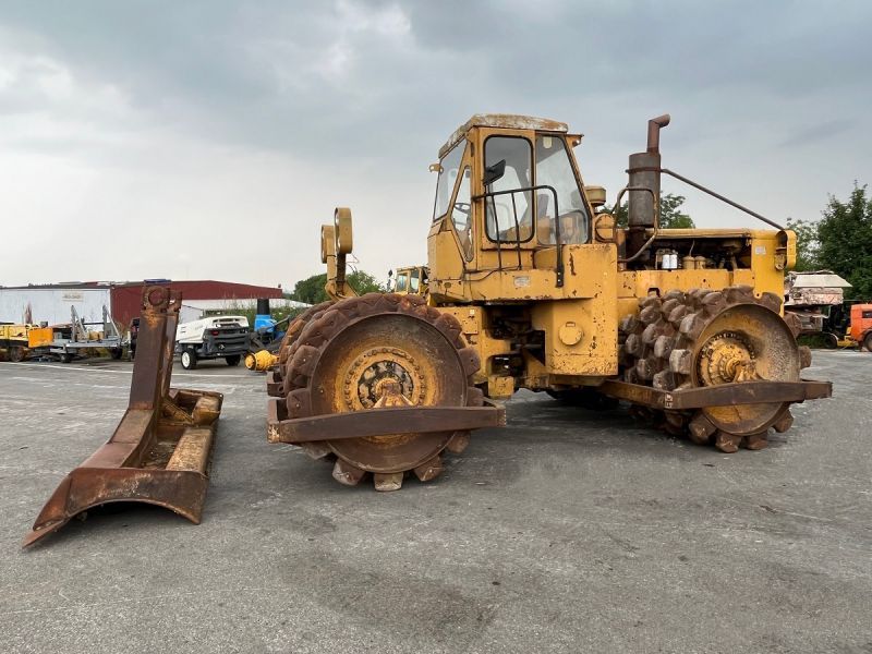 CATERPILLAR 825 + porte engins