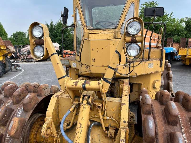 CATERPILLAR 825 + porte engins