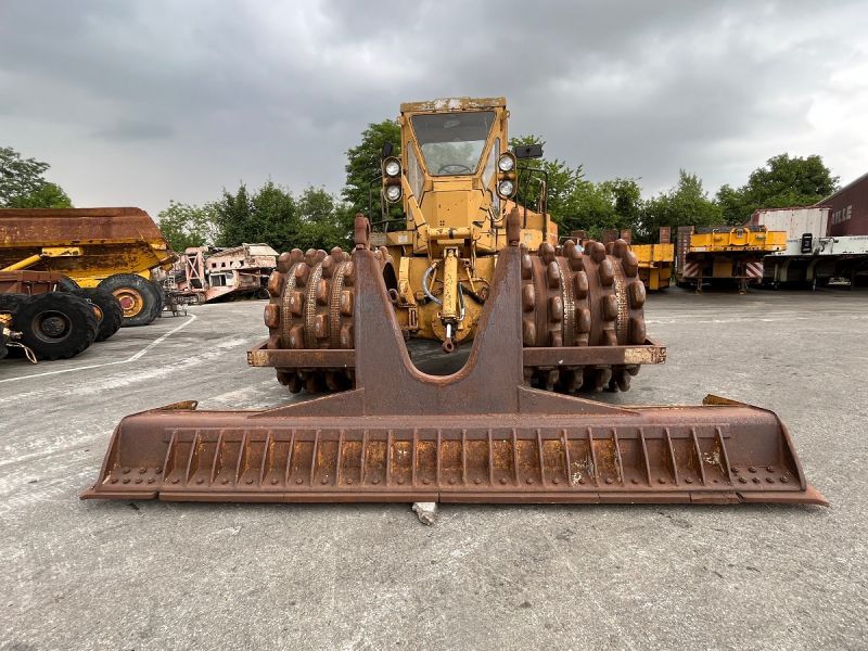 CATERPILLAR 825 + porte engins