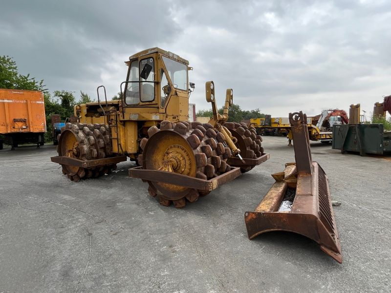 CATERPILLAR 825 + porte engins