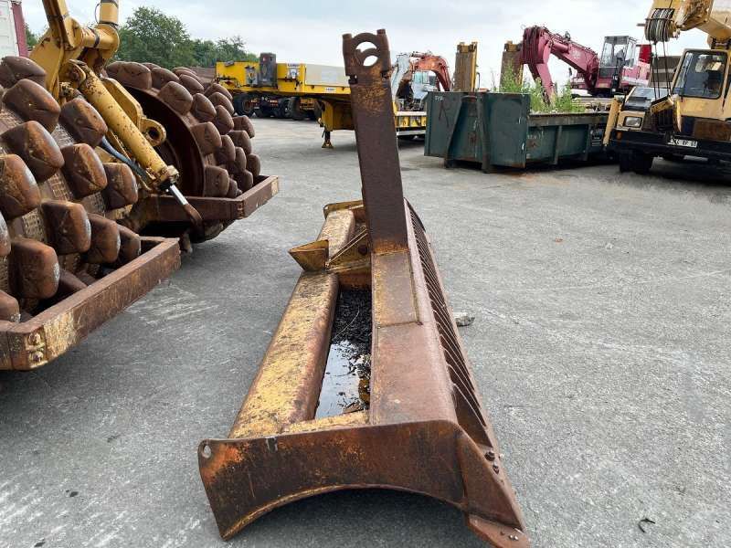 CATERPILLAR 825 + porte engins