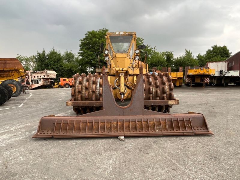 CATERPILLAR 825 + porte engins