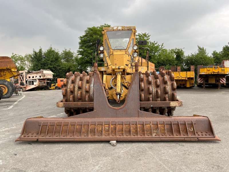 CATERPILLAR 825 + porte engins