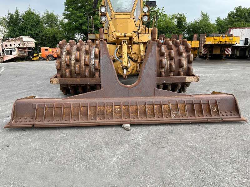 CATERPILLAR 825 + porte engins