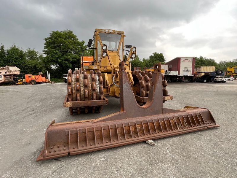 CATERPILLAR 825 + porte engins