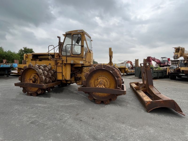 CATERPILLAR 825 + porte engins