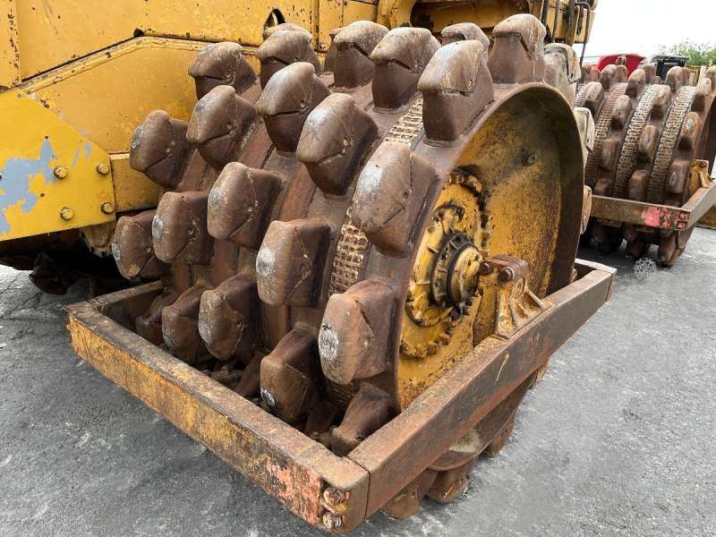 CATERPILLAR 825 + porte engins