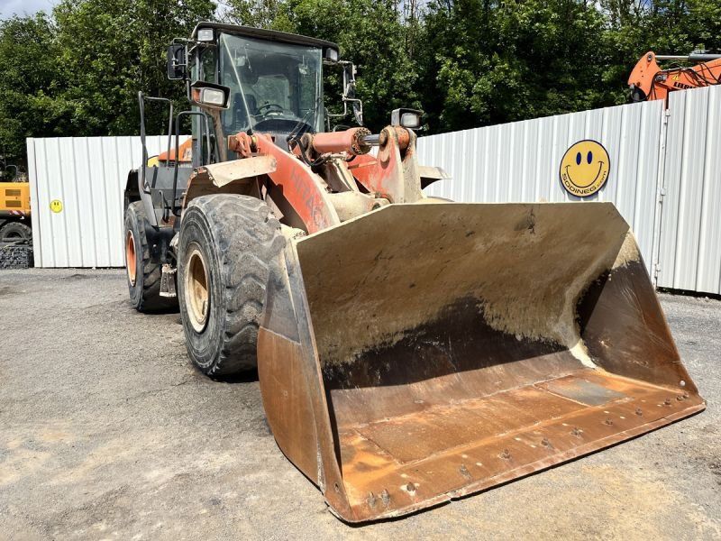 HITACHI ZW220