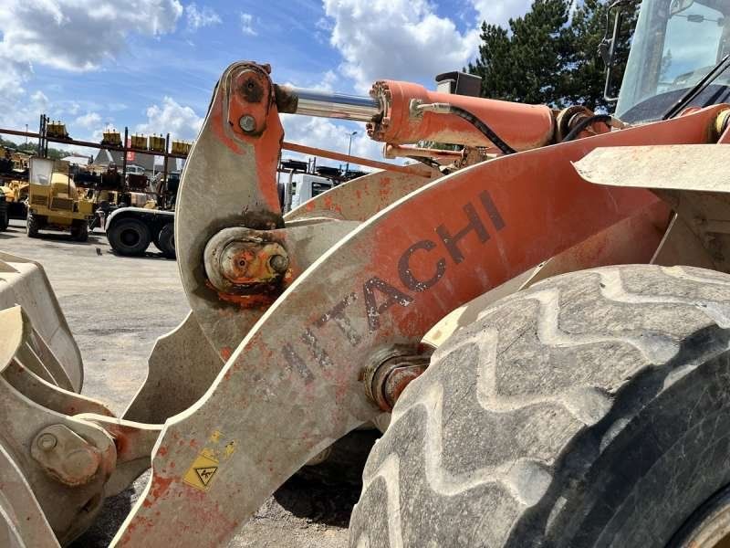 HITACHI ZW220