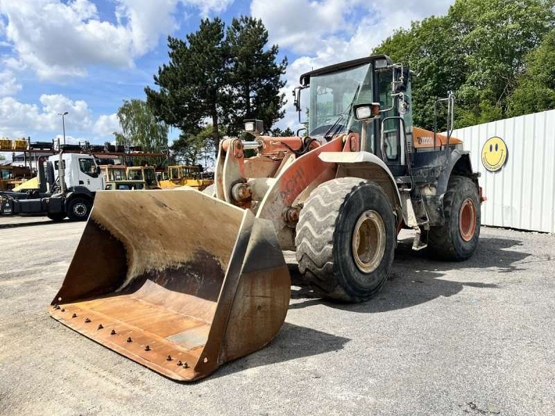 HITACHI ZW220