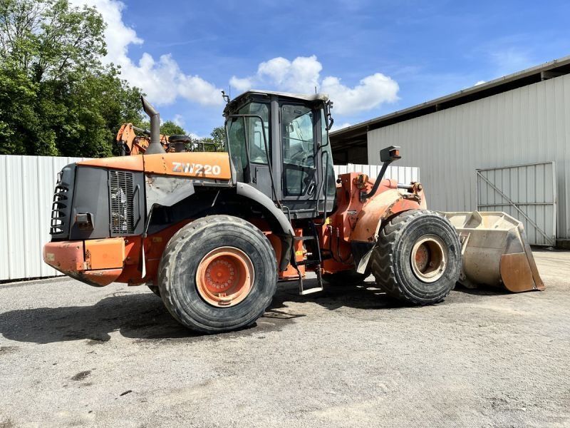 HITACHI ZW220