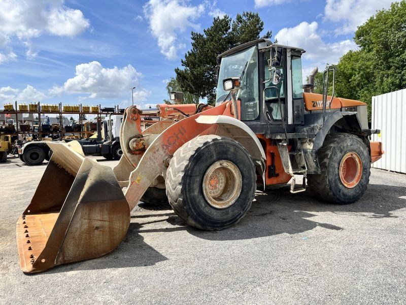 HITACHI ZW220