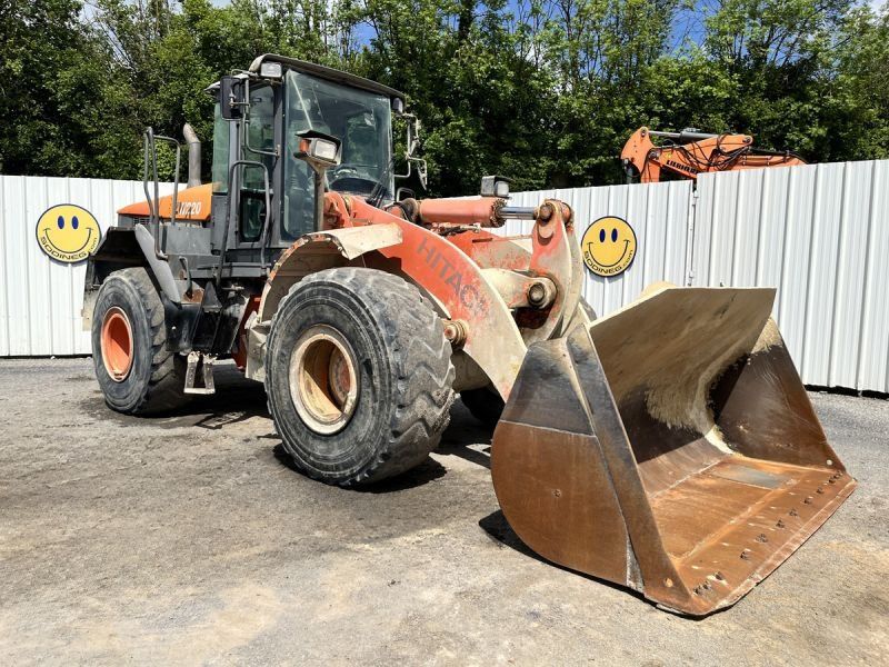 HITACHI ZW220