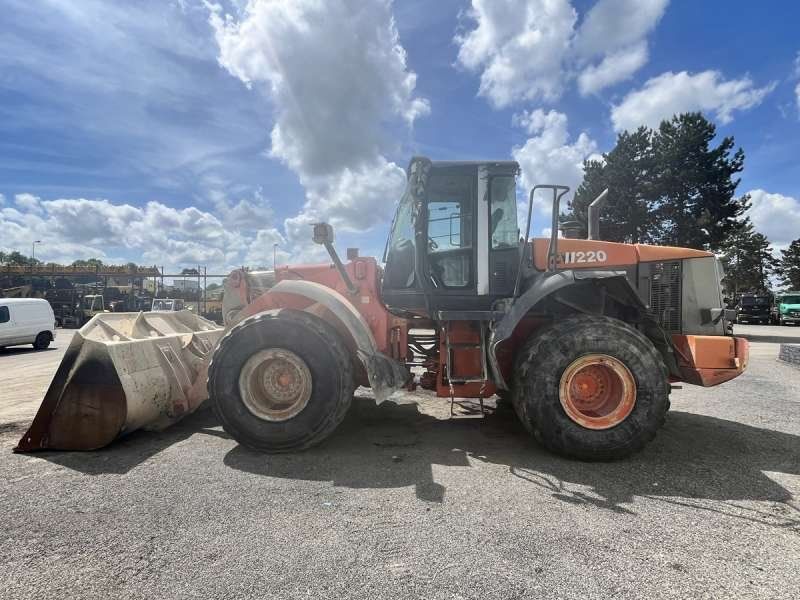 HITACHI ZW220