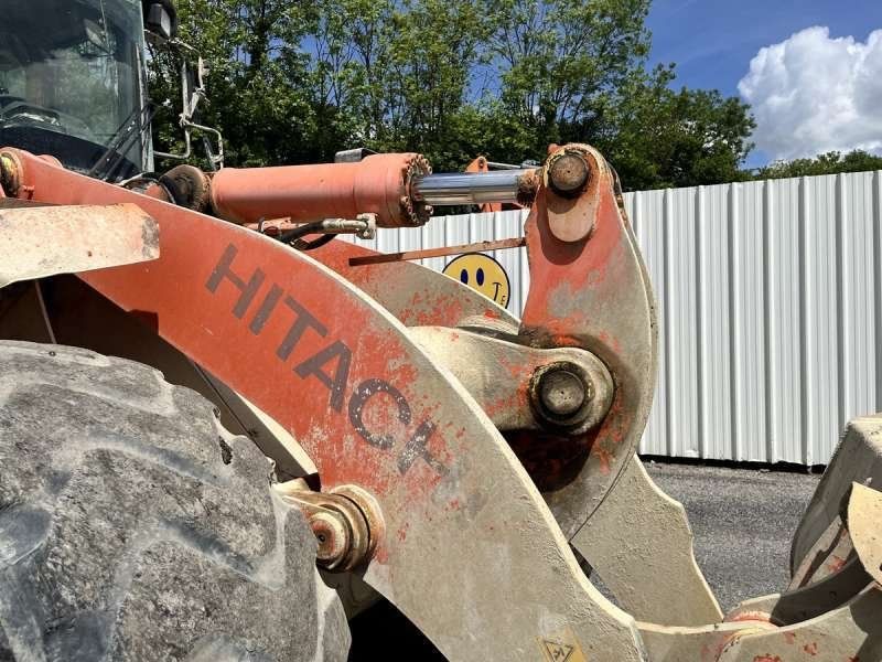 HITACHI ZW220