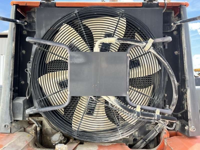 HITACHI ZW220