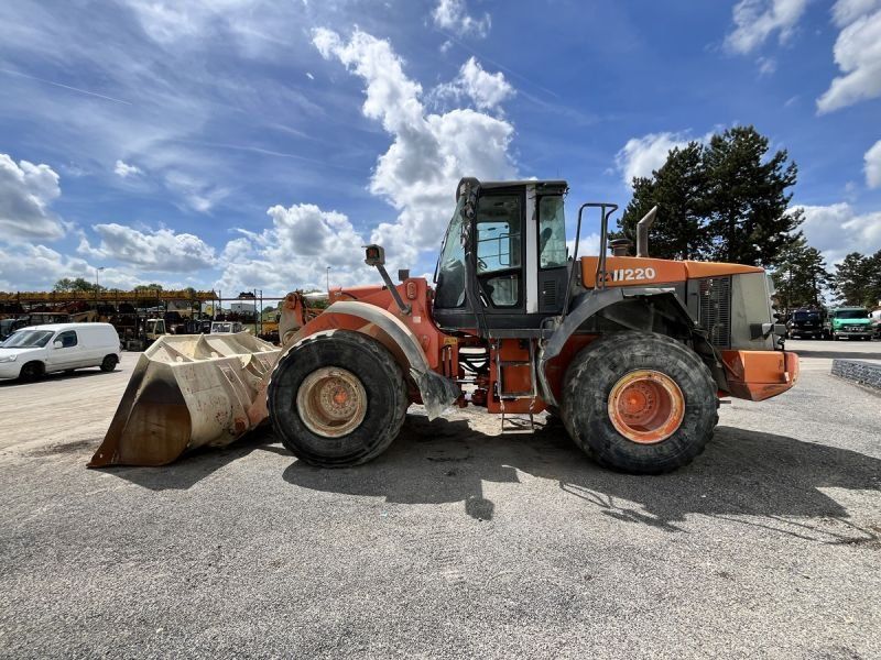 HITACHI ZW220
