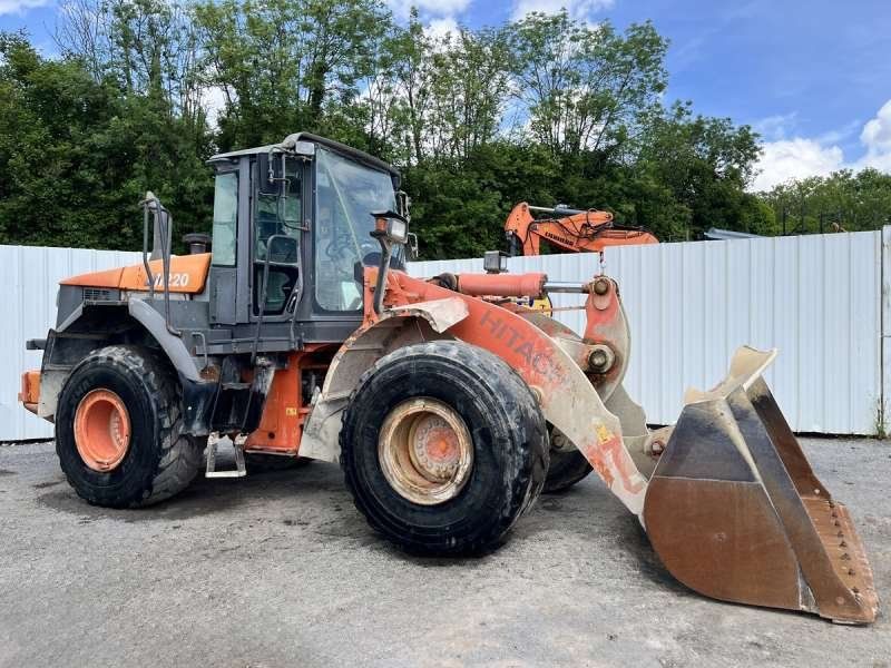 HITACHI ZW220