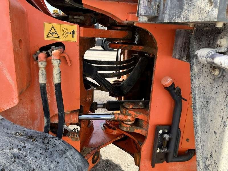 HITACHI ZW220