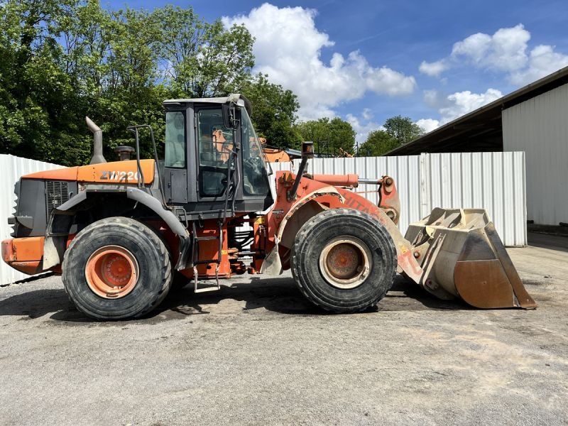 HITACHI ZW220