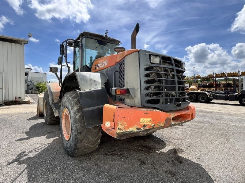 HITACHI ZW220