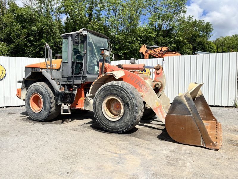 HITACHI ZW220