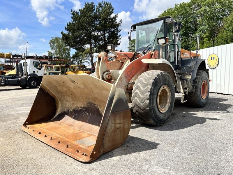 HITACHI ZW220