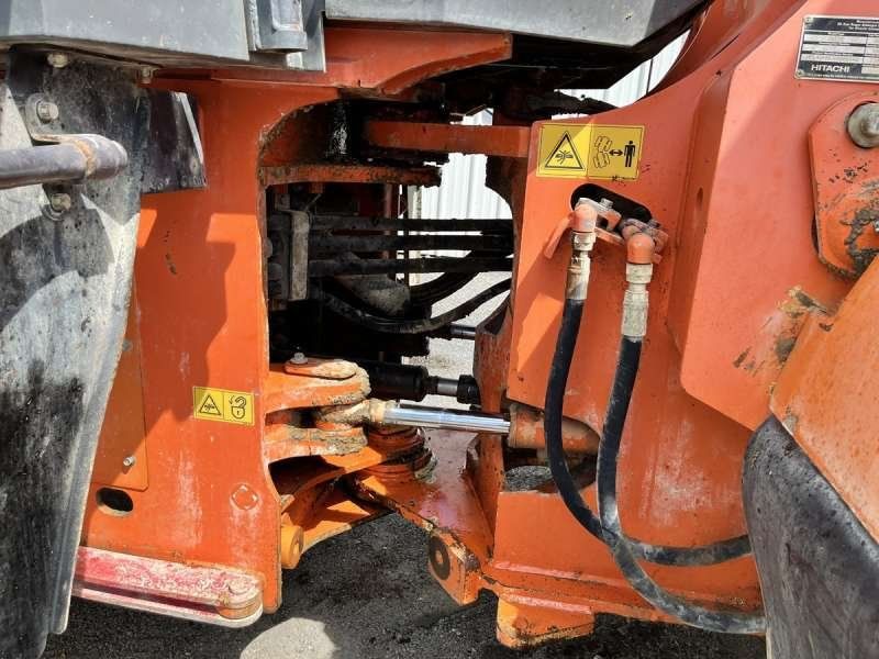 HITACHI ZW220
