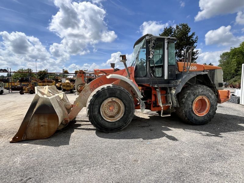 HITACHI ZW220