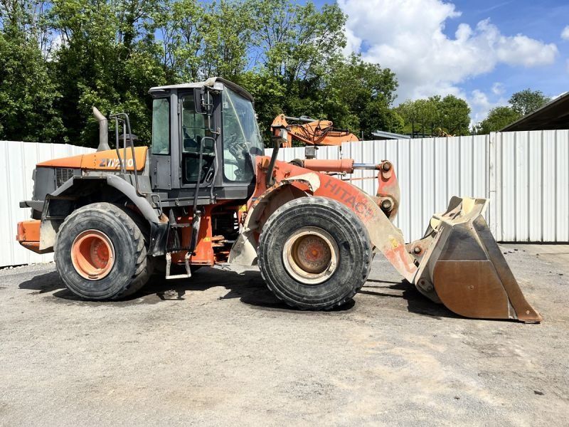 HITACHI ZW220