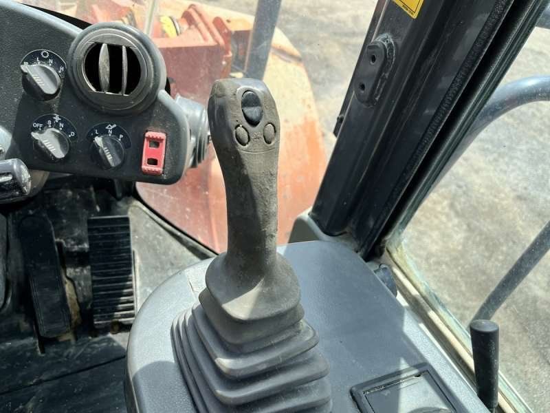 HITACHI ZW220