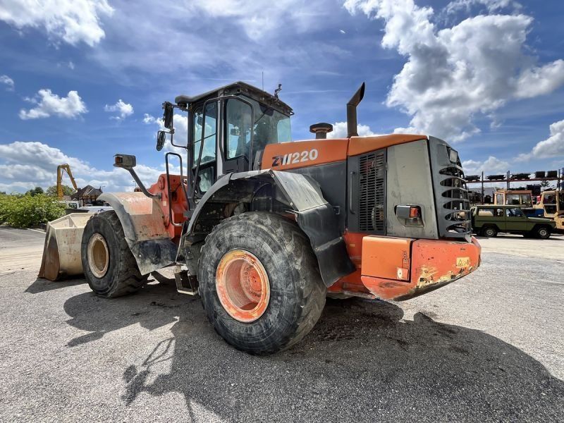 HITACHI ZW220