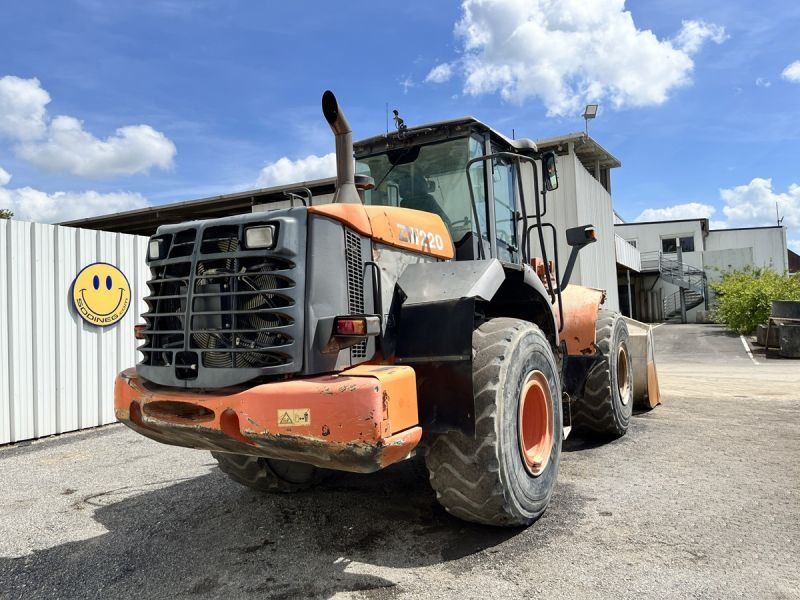HITACHI ZW220