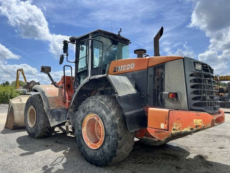 HITACHI ZW220