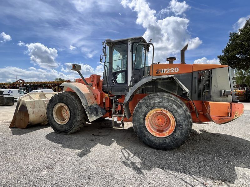 HITACHI ZW220
