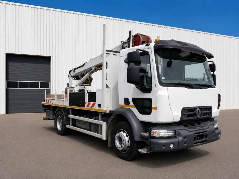 RENAULT D13 + GRUE DE FORAGE